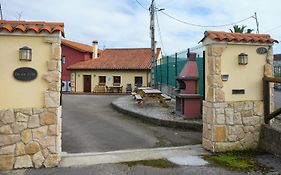 Casa de pueblo adosada, en la zona rural de Gijón.
